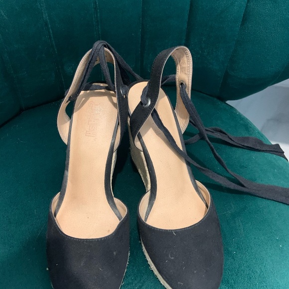 Shoes - Picture 2 of 4